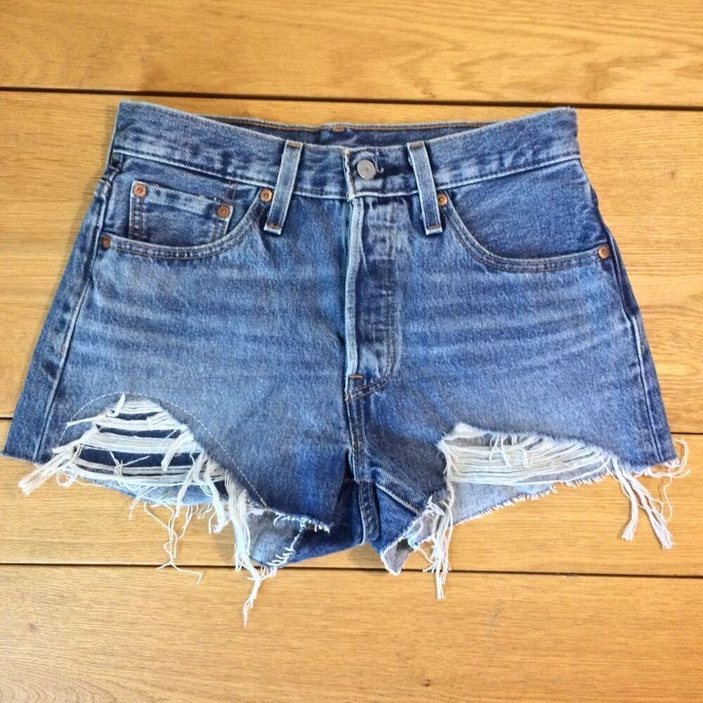 Levi’s 501 raw hem blue buttonfly shorts light wash 27